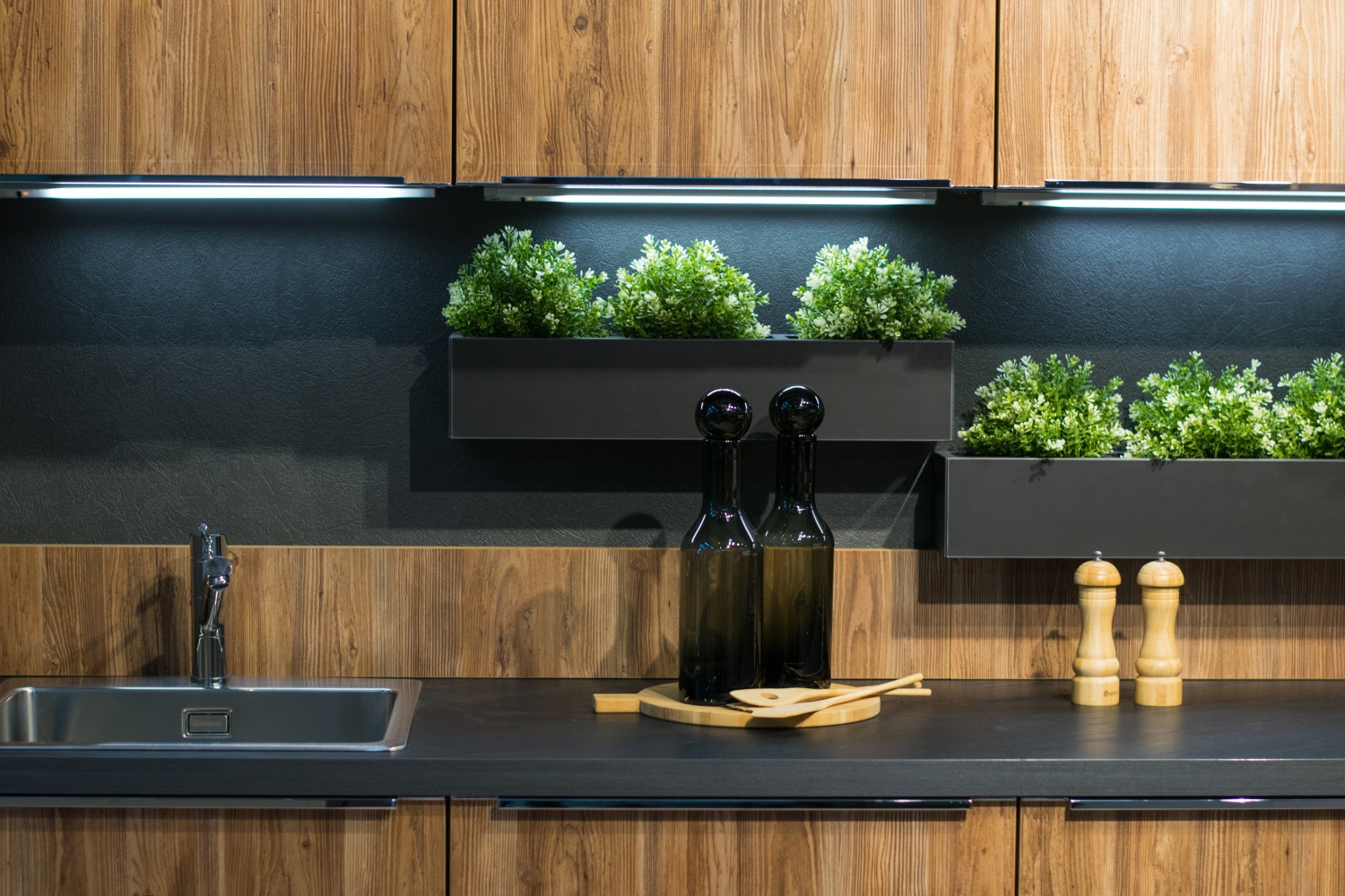 Cozinha com armários de madeira com um mini jardim com ervas aromáticas